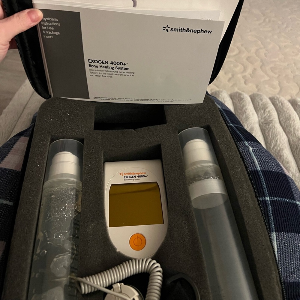 EXOGEN Bone Healing System 4000+ Includes Case, Device, Gel Excellent Condition